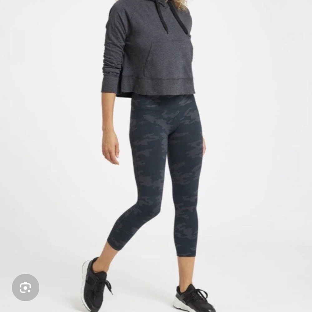 NWT SPANX look at me now seamless camo cropped leggings medium